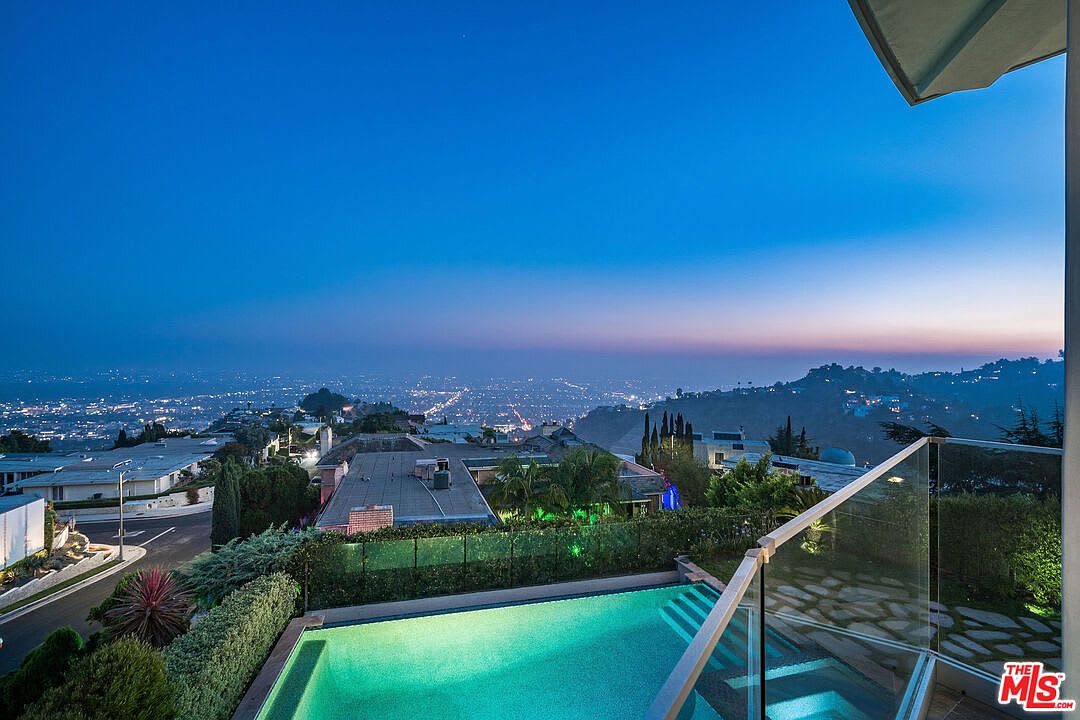 Hercules Drive Luxury Luxury Rental Estate with Indoor Garden in