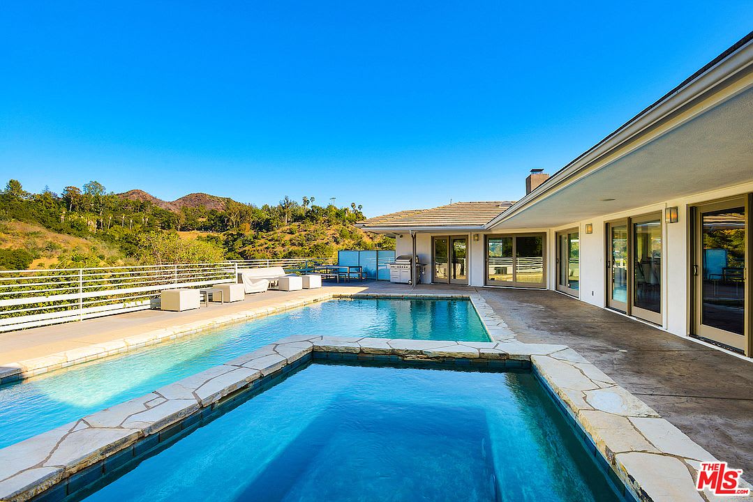 Hutton Dr Private Gated Designer Contemporary Villa