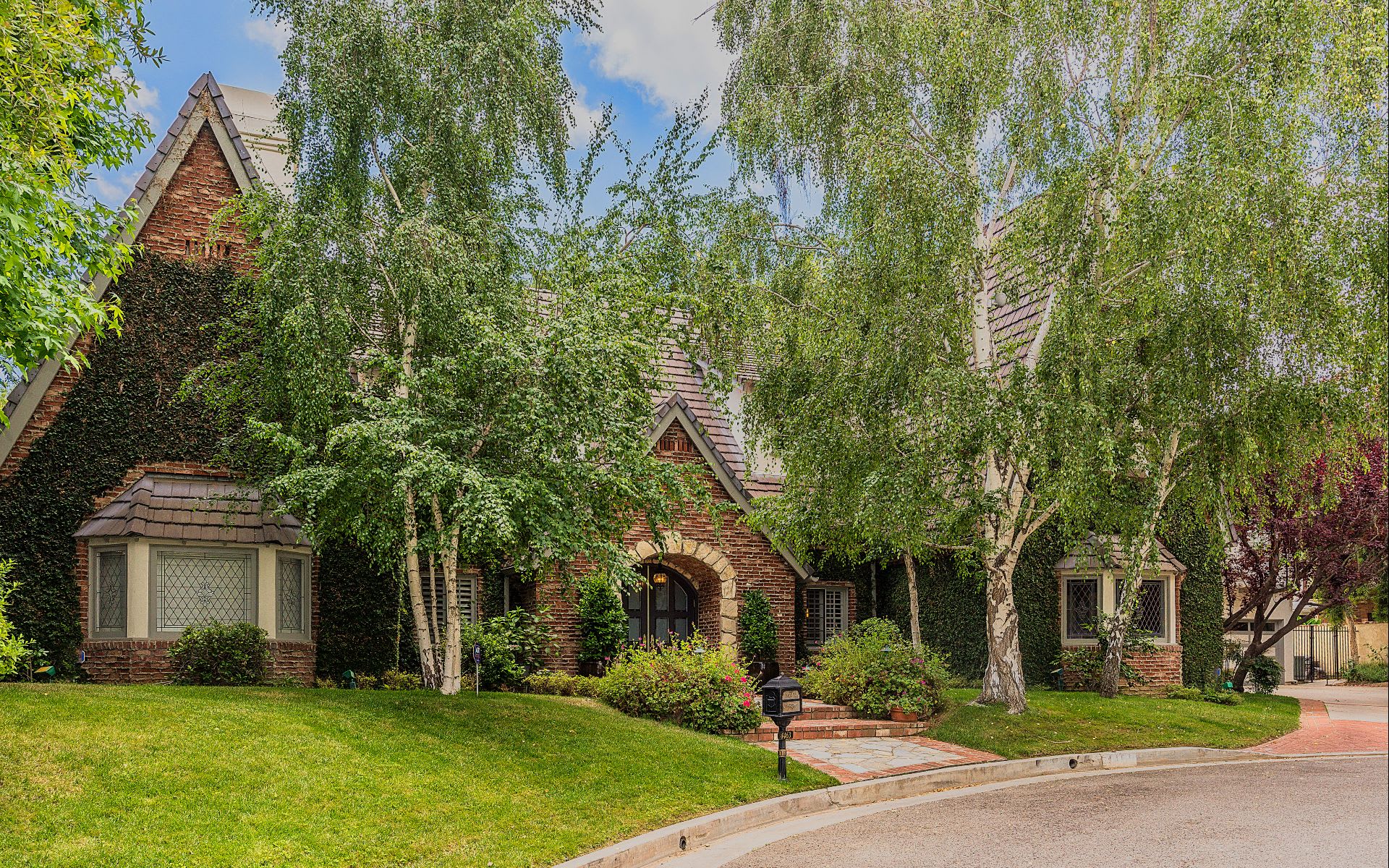 4463 Vanalden Ave, Los Angeles, CA 91356 Hilton & Hyland