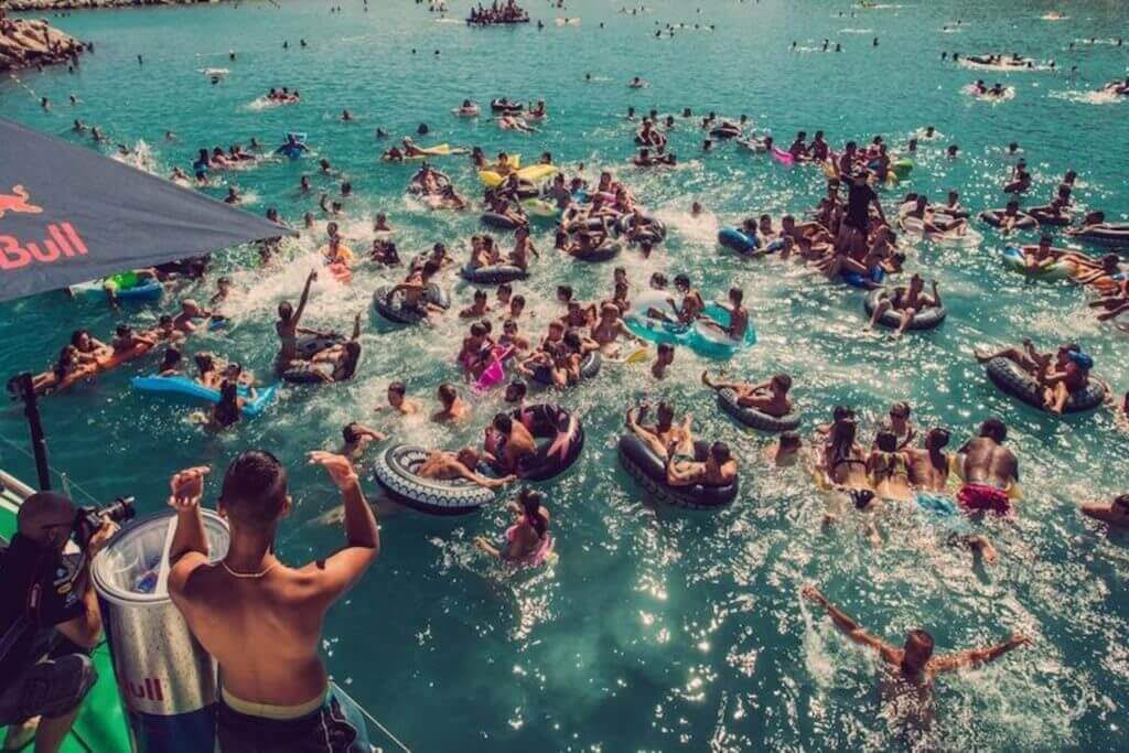 Water party. Вечеринка на воде. Тусовка на воде. Вечеринка Водный мир. Вечеринка под водой.