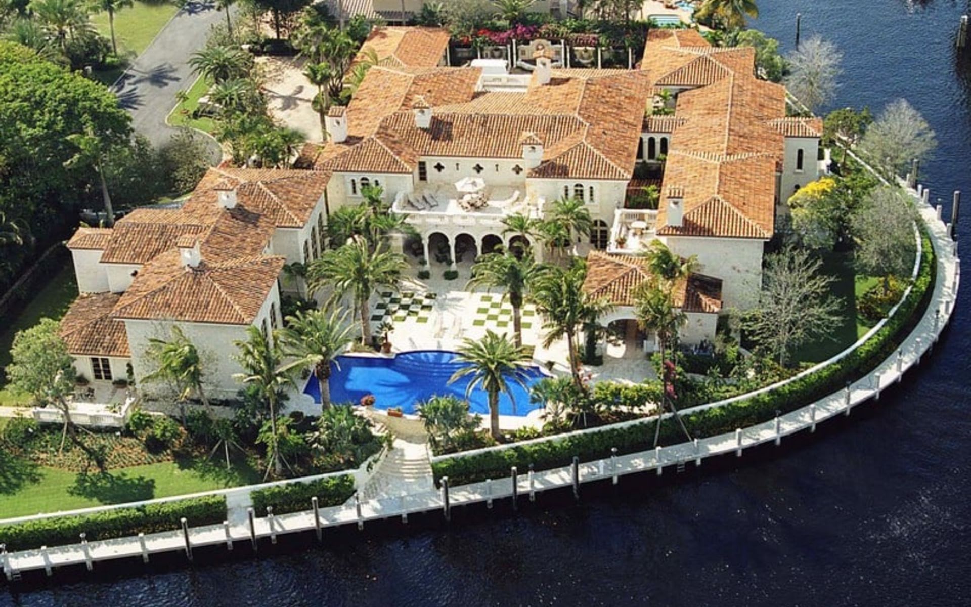 royal palm yacht and country club real estate