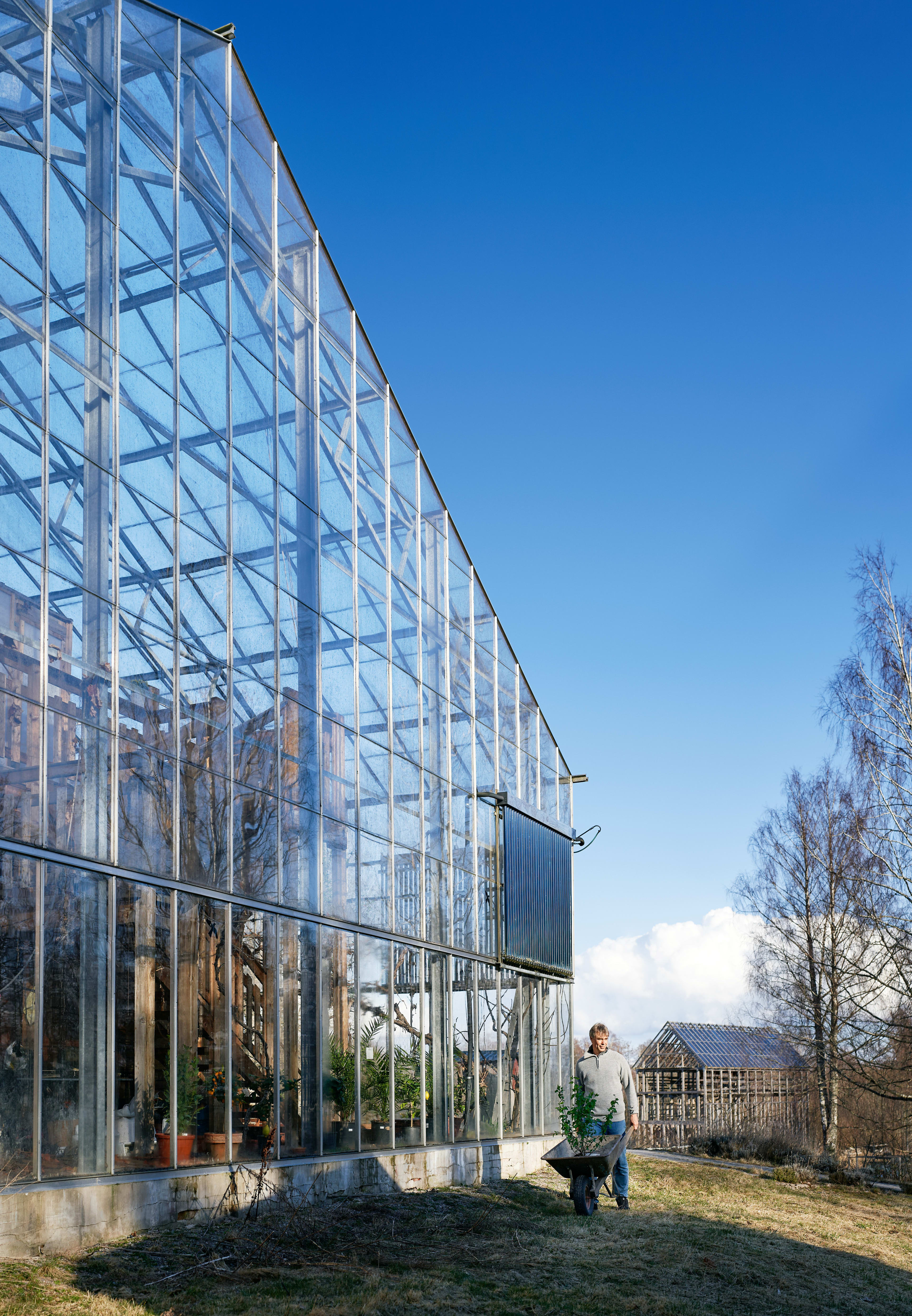 Anders Solvarm has become somewhat of a keeper of the Swedish naturhus legacy. He consulted with Warne when designing his home. Most of its exterior structure is made with tempered, four-millimeter glass. 