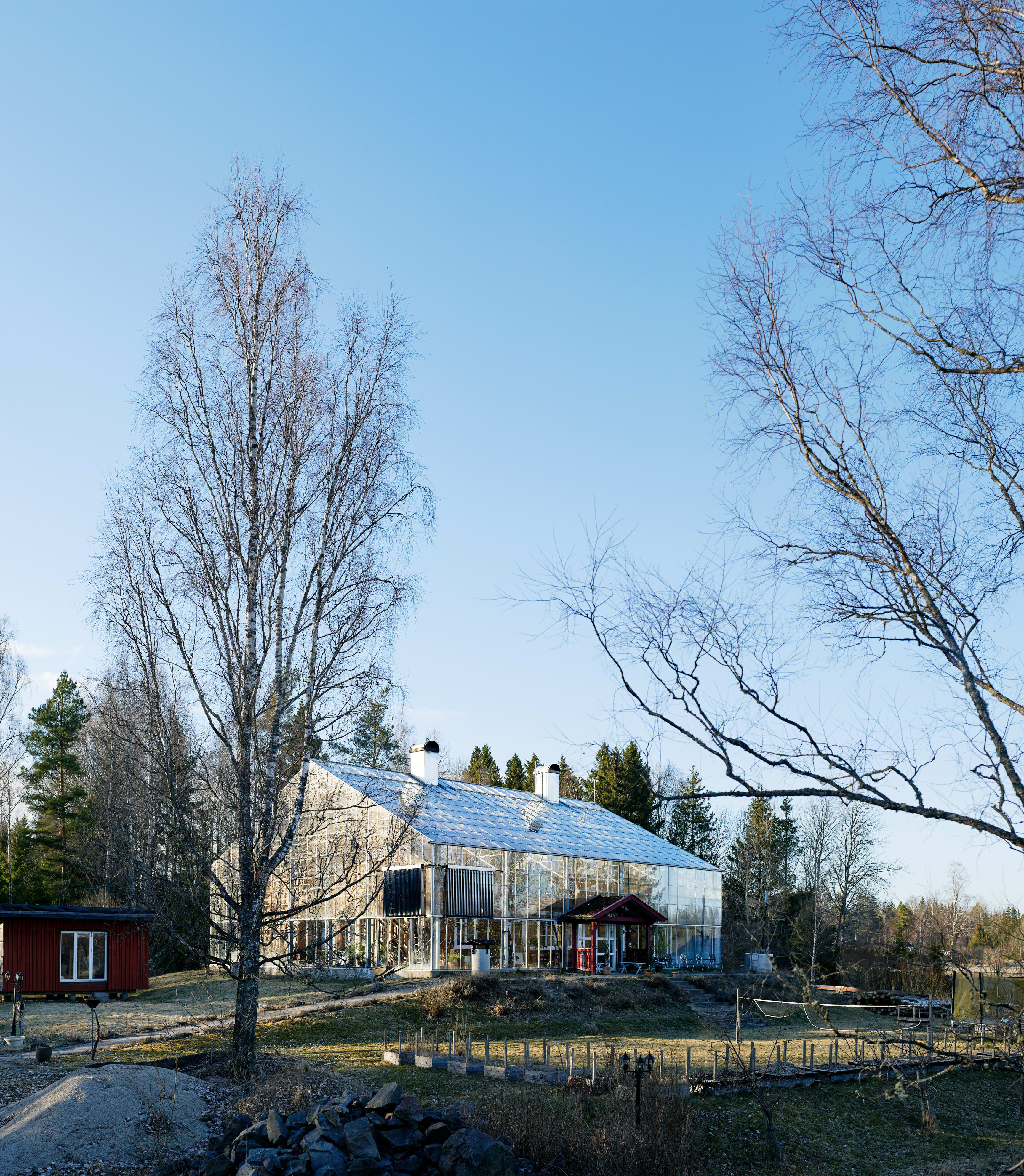 As an evolution of Warne’s original concept, Anders designed his naturhus with an "eco-cycle system," in which nutrients from household wastewater are dissolved in tanks in the basement and used in garden beds to nourish the plants. 