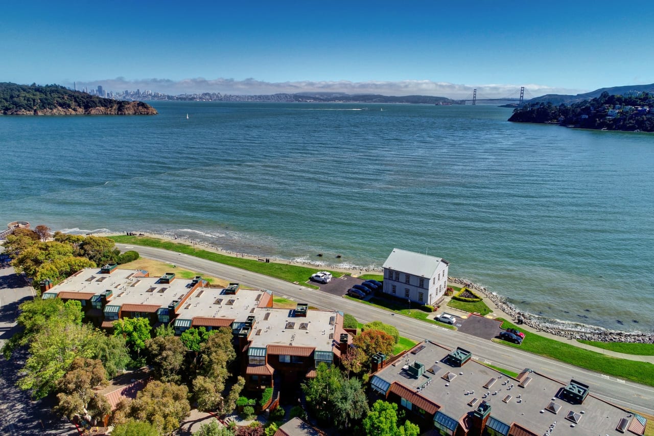 Luxury Townhome Overlooking the Bay