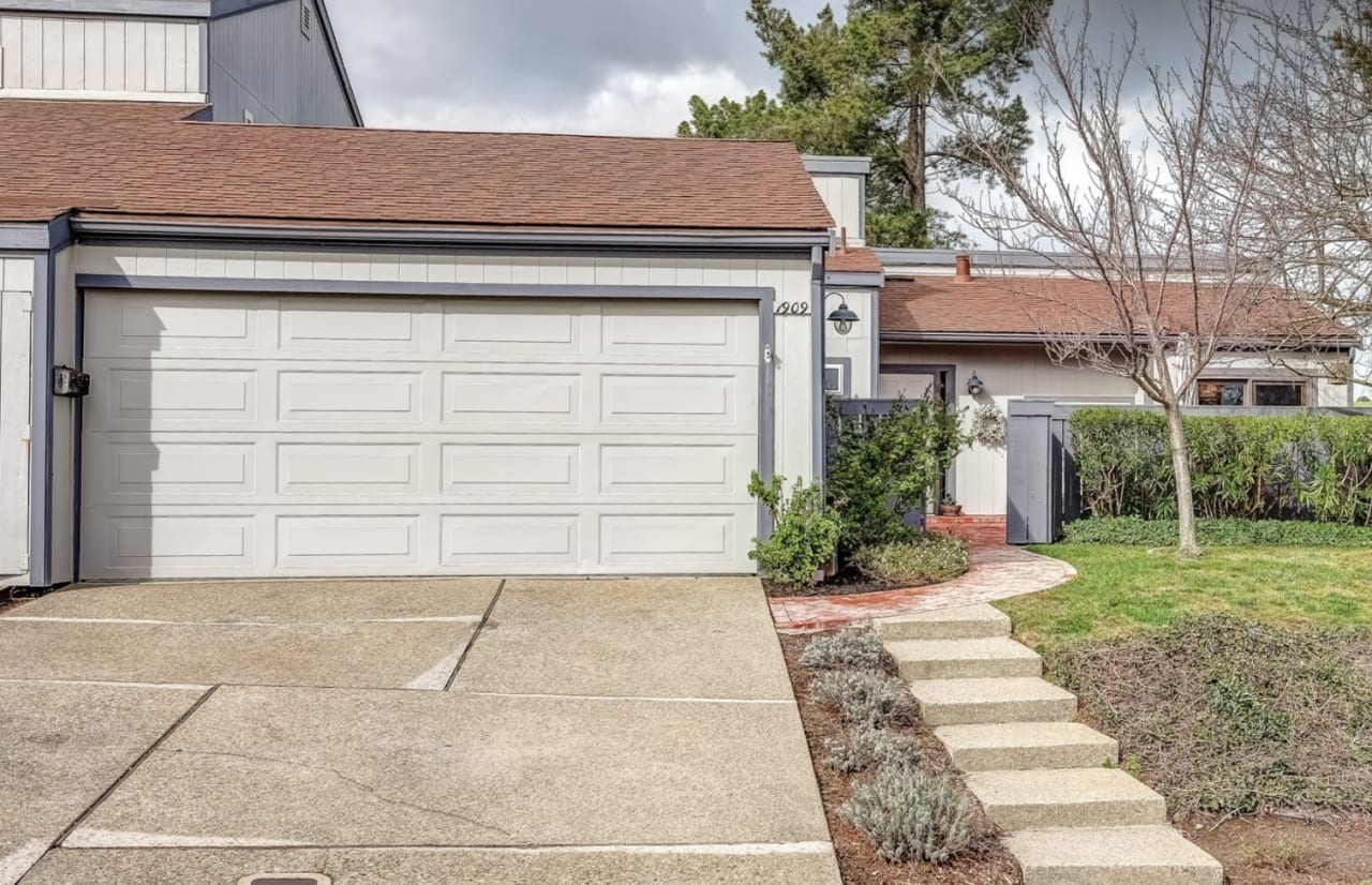 1909 Ascot Dr Represented Sellers March 2016 Tara Rochlin