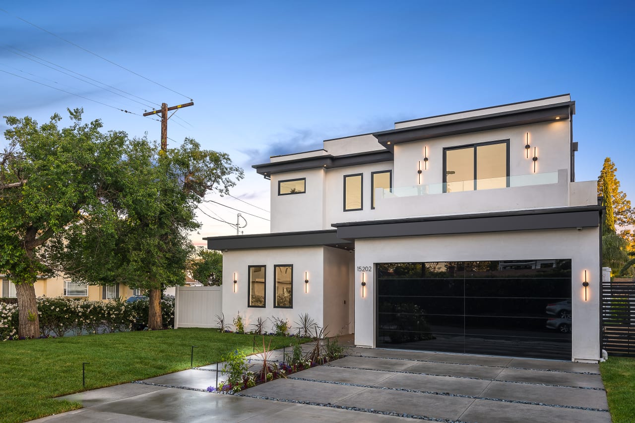 Stunning Modern Smart Home in Sherman Oaks