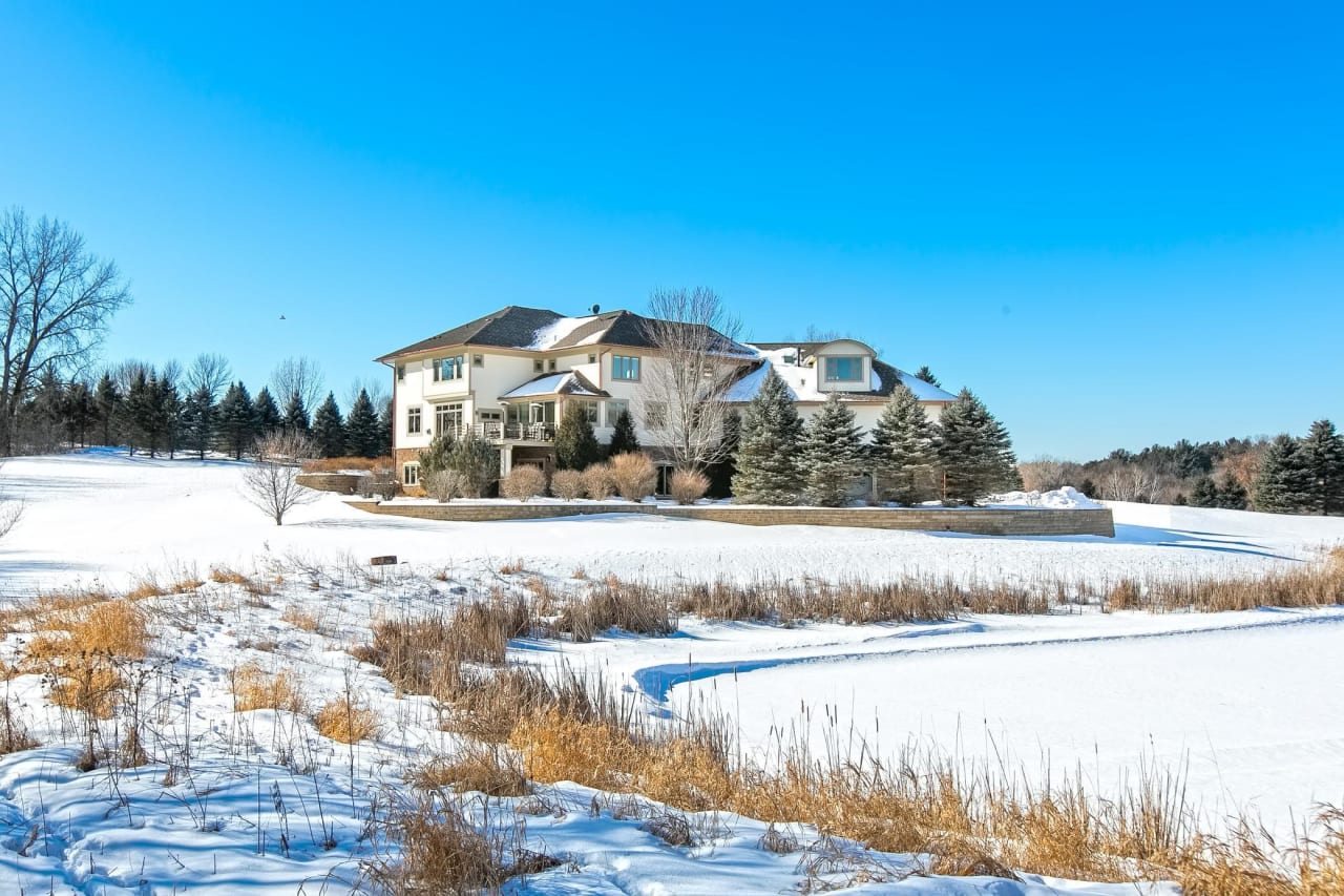 Gorgeous Estate in Inver Grove Heights!