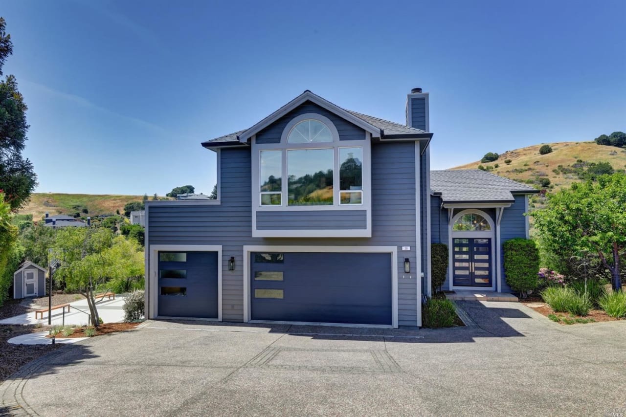 Contemporary Residence Adjacent to Open Space