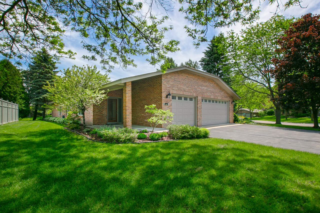 Updated Detached Villa Home  // Walk to Wayzata!