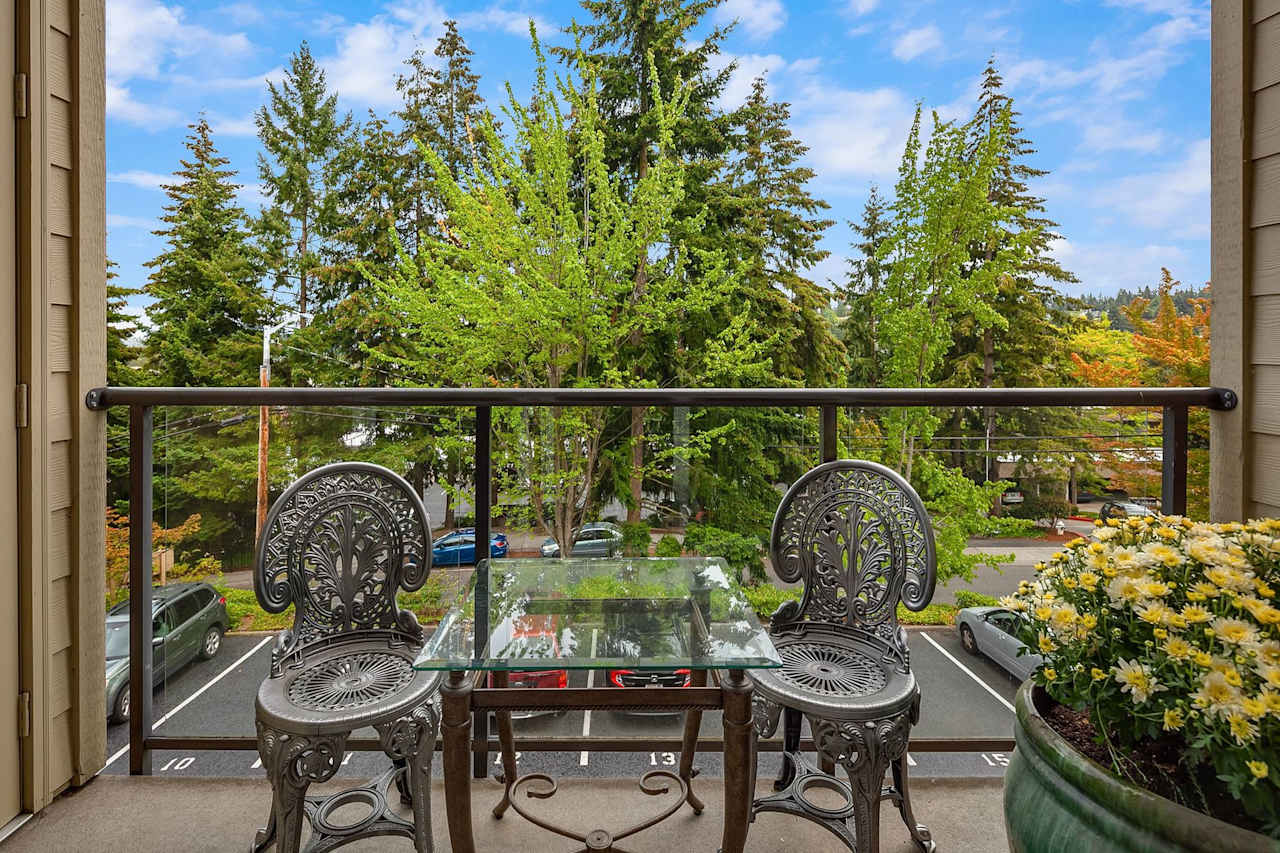 Charming Light and Bright Condo on Mercer Island