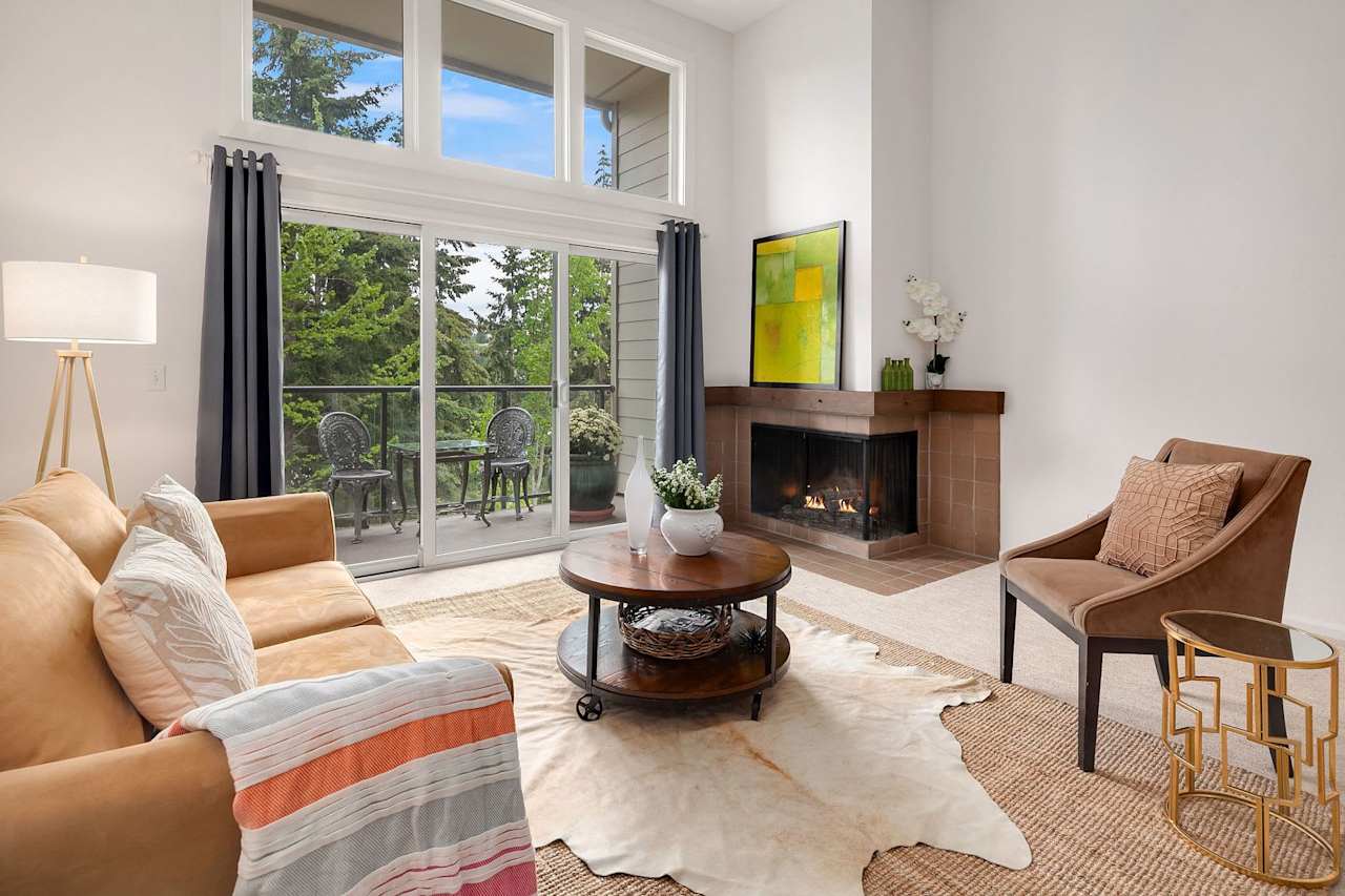 Charming Light and Bright Condo on Mercer Island