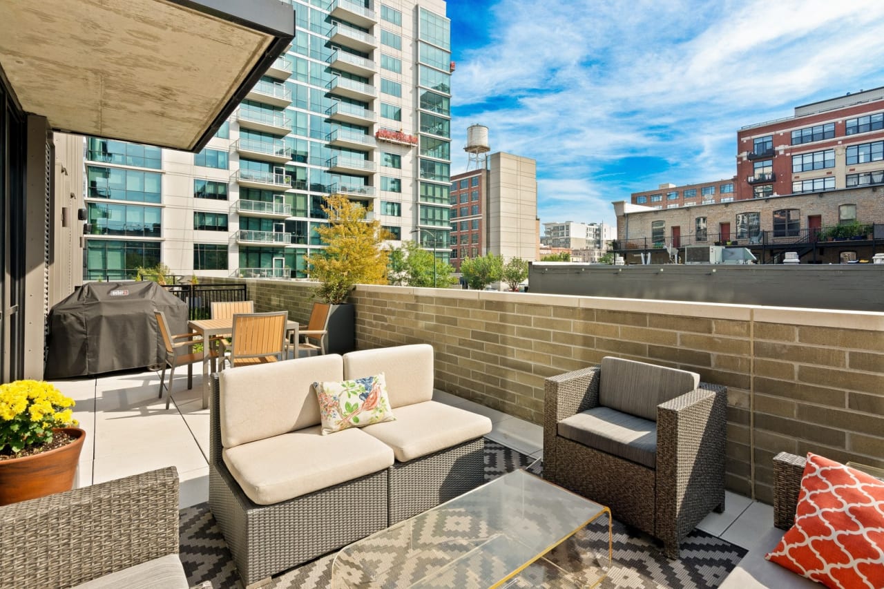 West Loop Luxury: 111 S Peoria St, #210