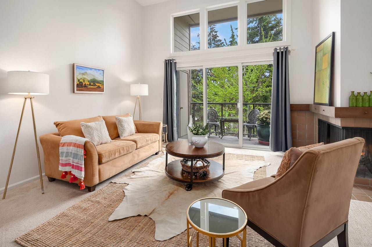 Charming Light and Bright Condo on Mercer Island