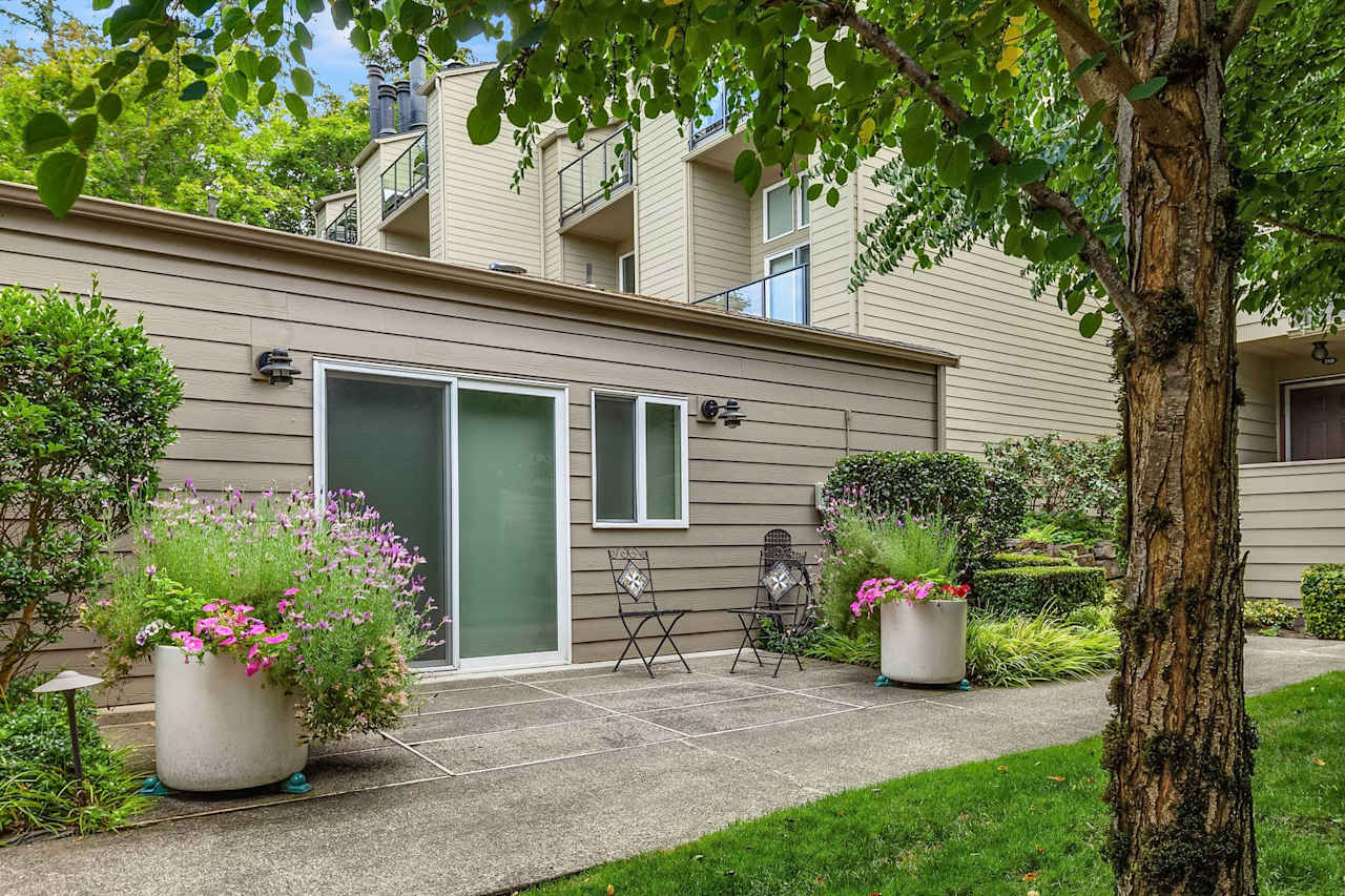 Charming Light and Bright Condo on Mercer Island