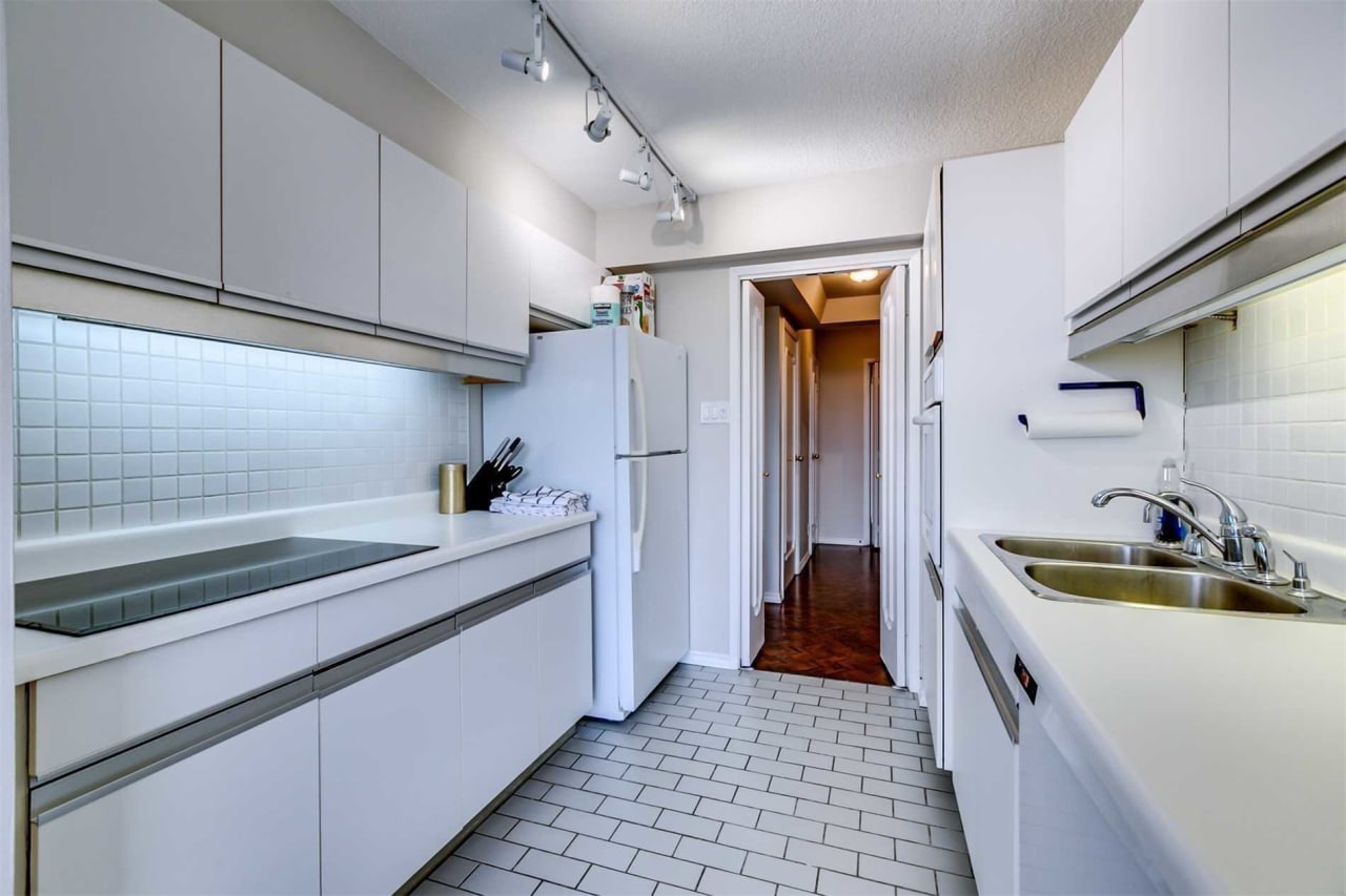 447 Walmer Road Toronto C03, ON M5P2X9 1 Bed, 2 Baths Barry Cohen