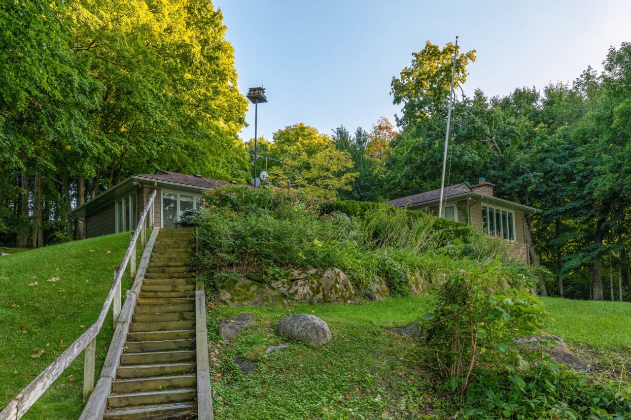 Lakeshore Estate Jewel on Robinson's Bay