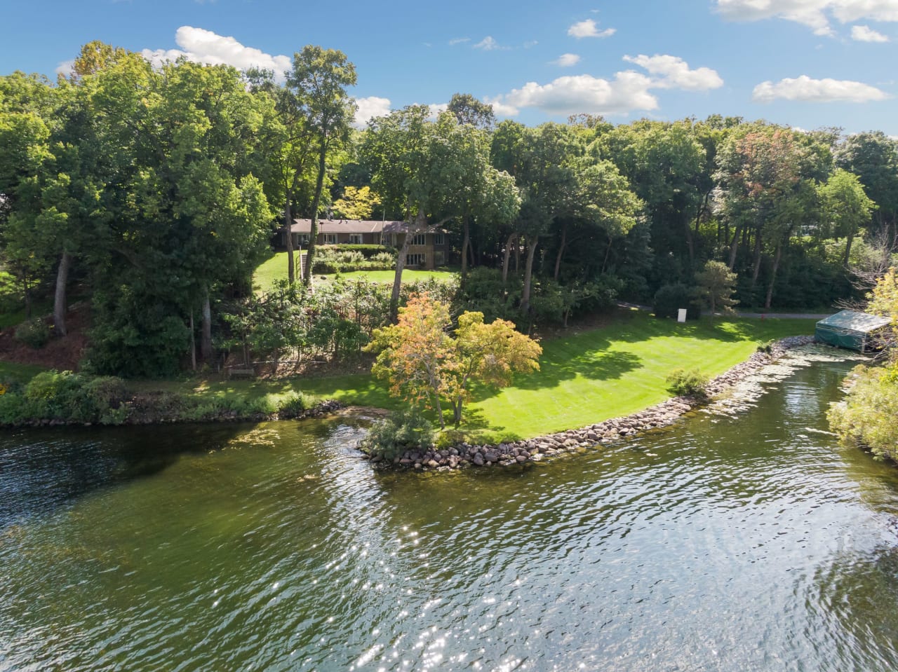 Lakeshore Estate Jewel on Robinson's Bay