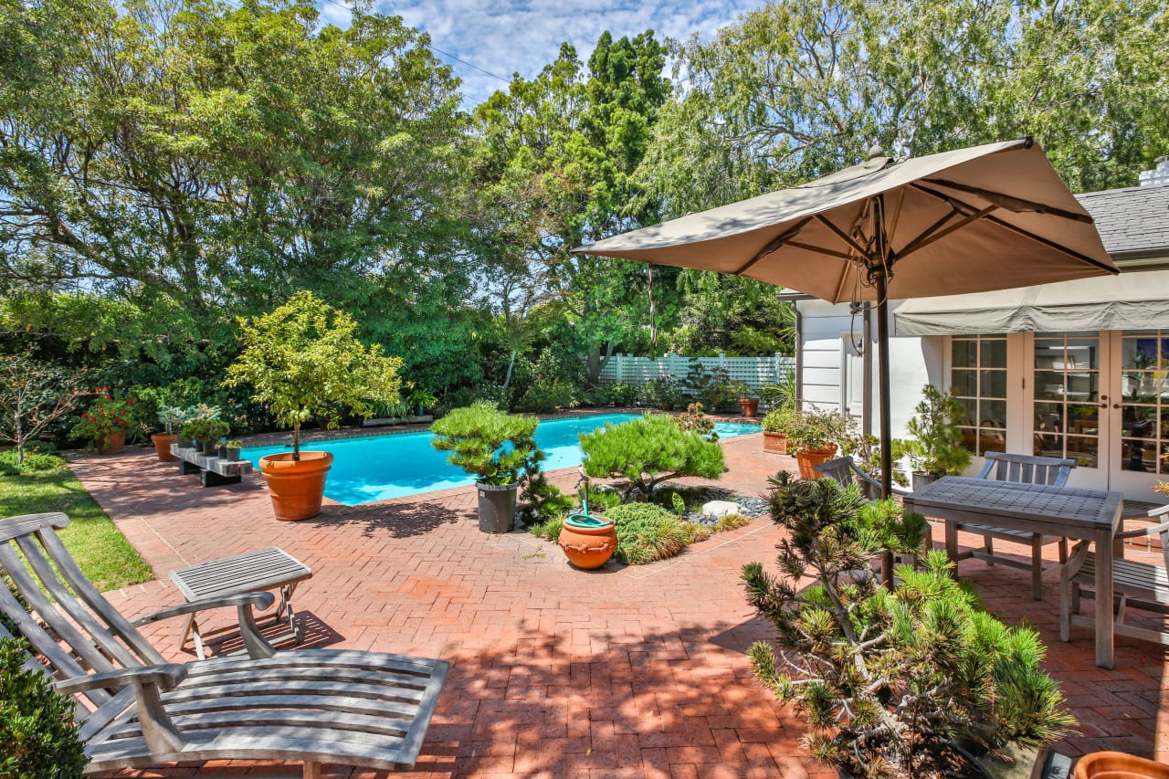 Beguiling Colonial In Brentwood Park