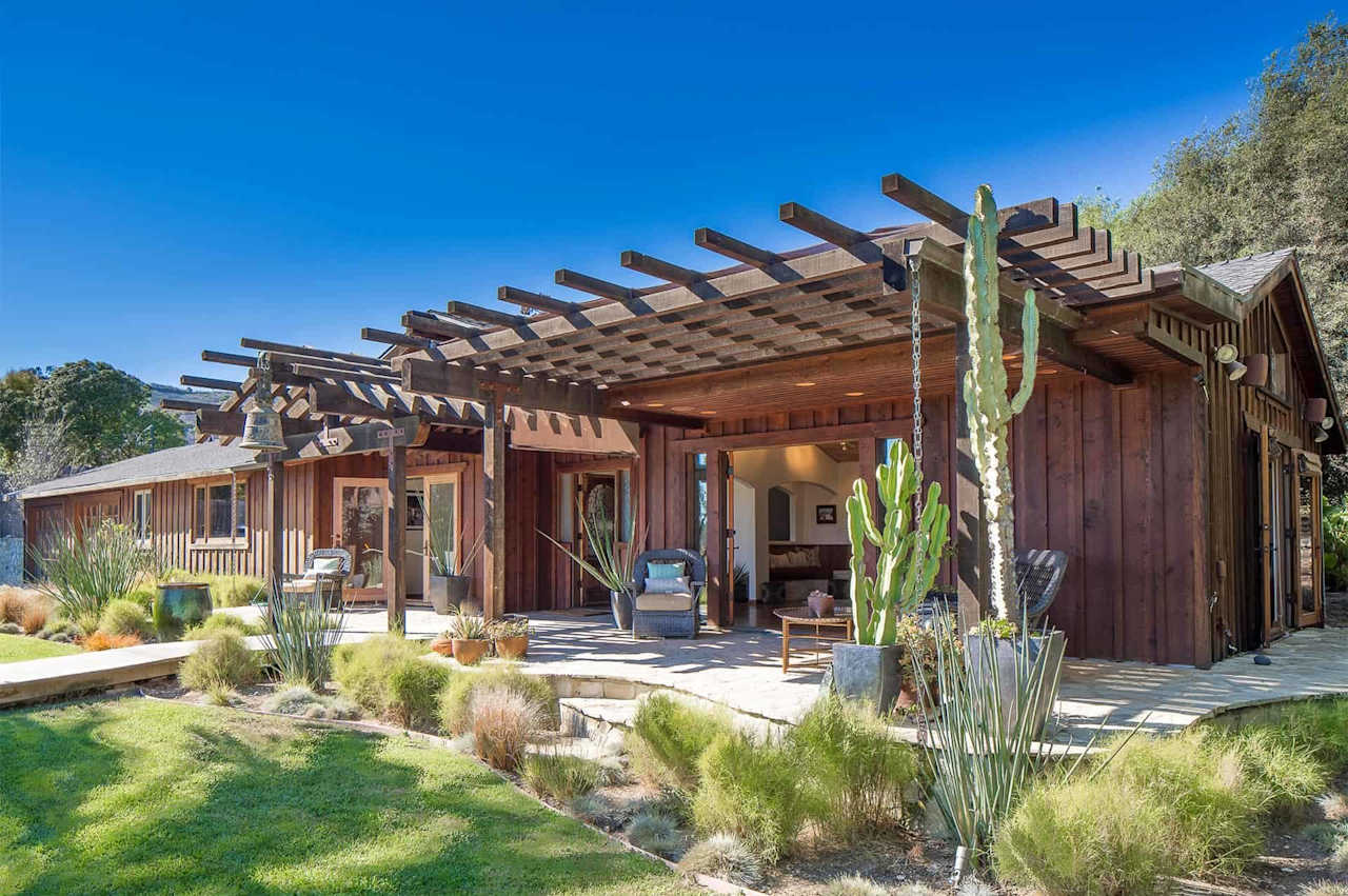 This Serene Home Has an Intriguing Outdoor Bathtub