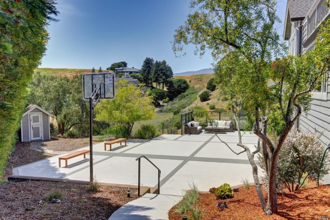 Contemporary Residence Adjacent to Open Space