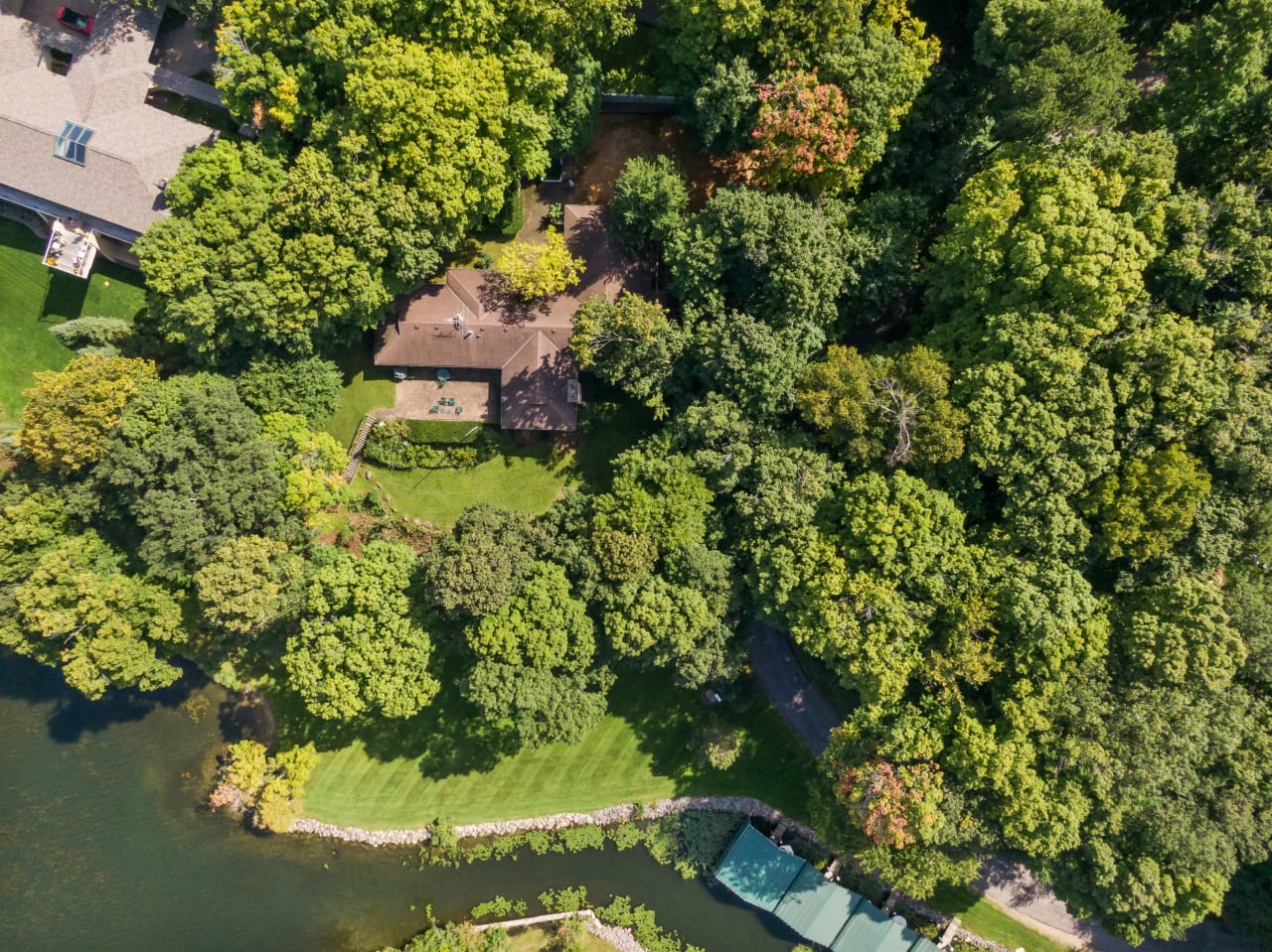 Lakeshore Estate Jewel on Robinson's Bay