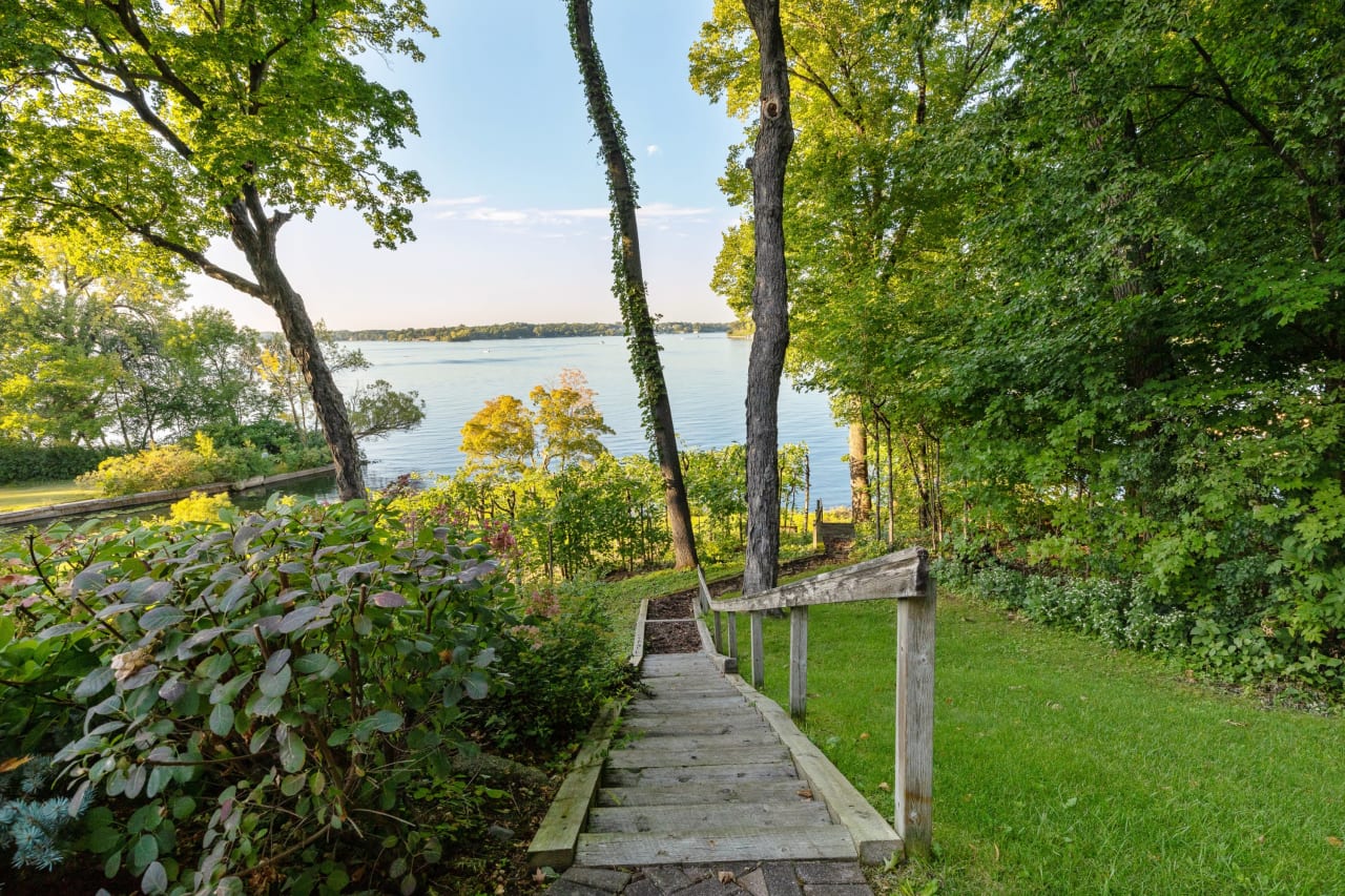 Lakeshore Estate Jewel on Robinson's Bay