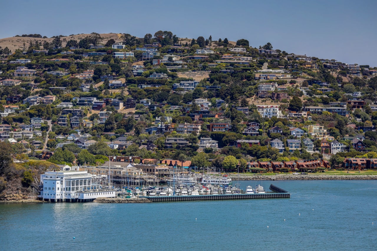 Stylish Residence Overlooking the Bay