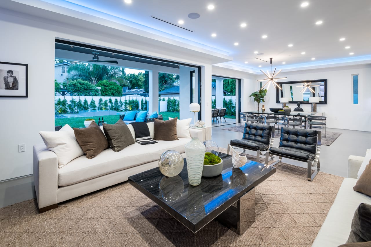 Stunning Modern Smart Home in Sherman Oaks