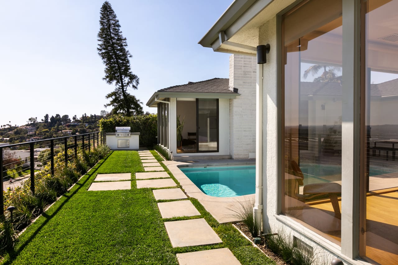 Stunning Los Feliz Estates Mid-Century ranch with jet-liner views!