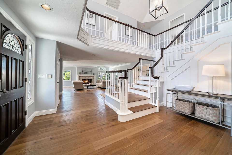 What's the difference between active under contract and pending sale?