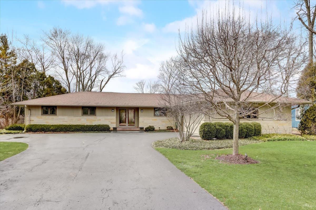 9061 N. Lake Dr., Bayside, WI 53217