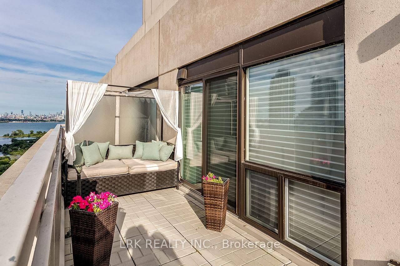 PHASE 3 MARINA DEL REY Toronto Real Estate Penthouse Queen