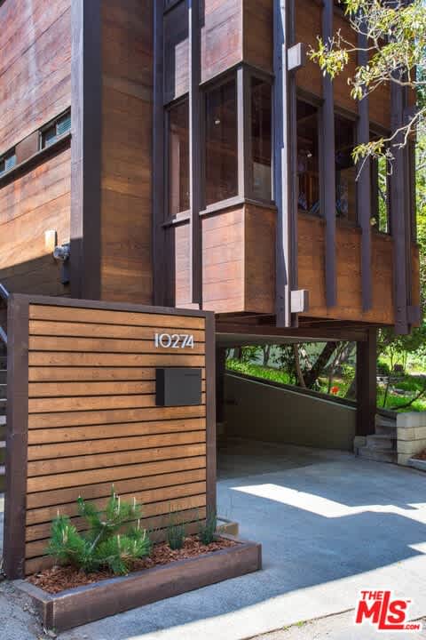 10274 Chrysanthemum Ln