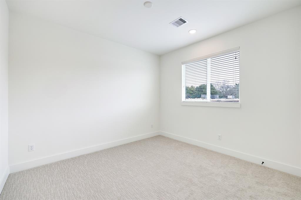 large unfurnished bedroom 