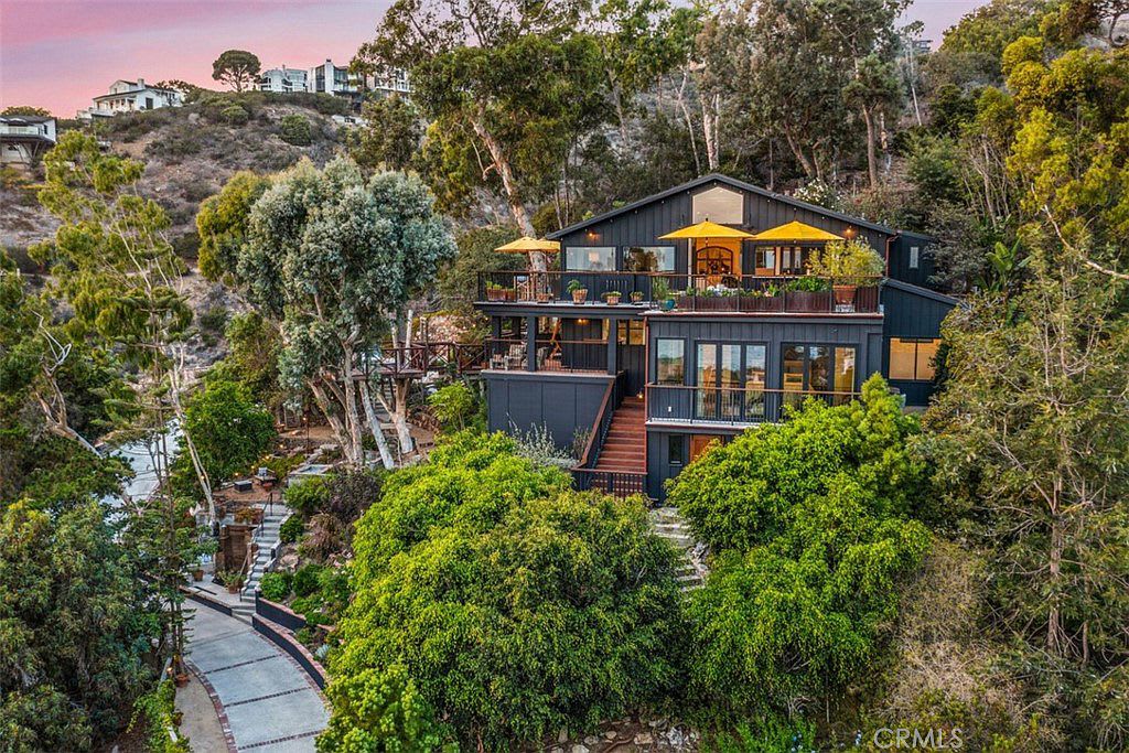 Majestic Private Estate Overlooks Dramatic Ocean Views