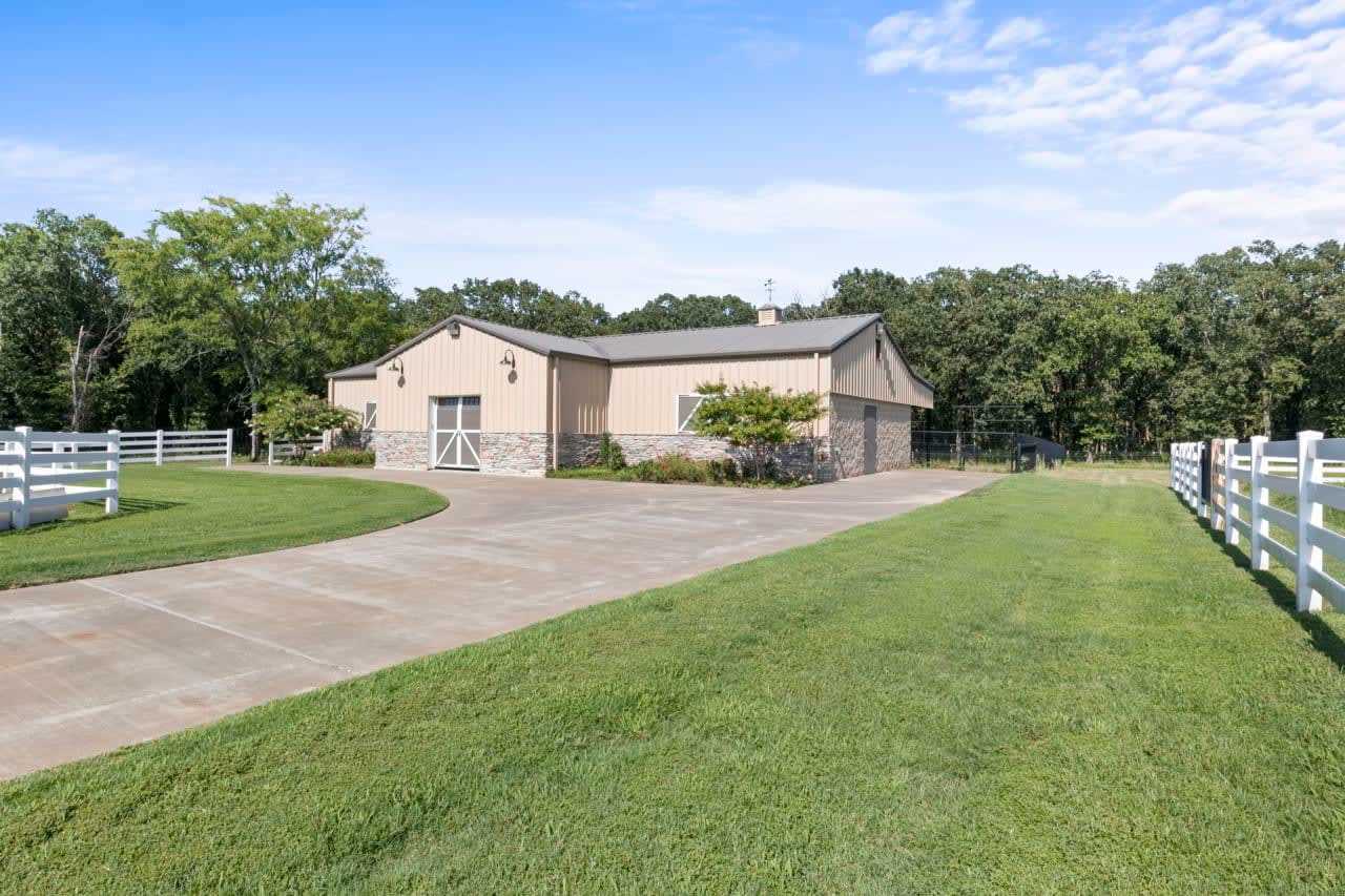 Premier Stables & Barn 850 Interstate 30 East Property