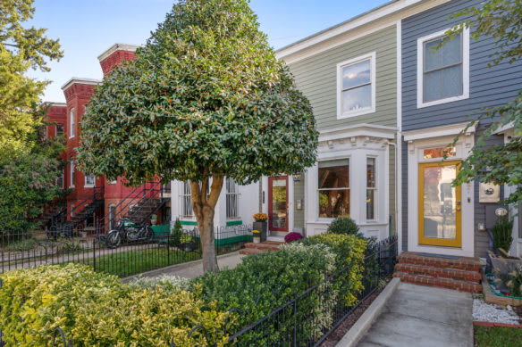 SOLD: UPDATED 2BR/2.5BA ROWHOUSE WITH LARGE BACKYARD