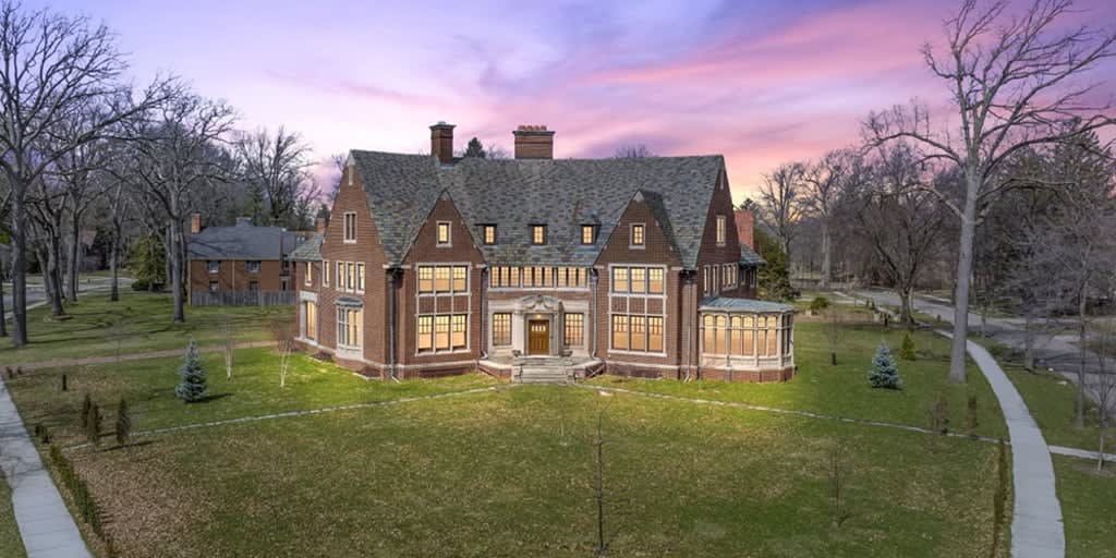 HISTORIC MANSION IN PALMER WOODS SELLSTO OUT-OF-STATE BUYERS FOR $1.3 MILLION