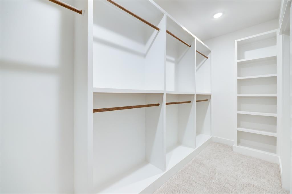 walk-in closet 