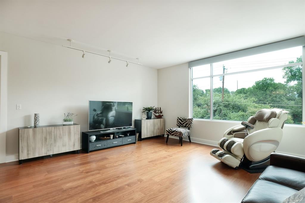 210 Lee Barton Dr, #201