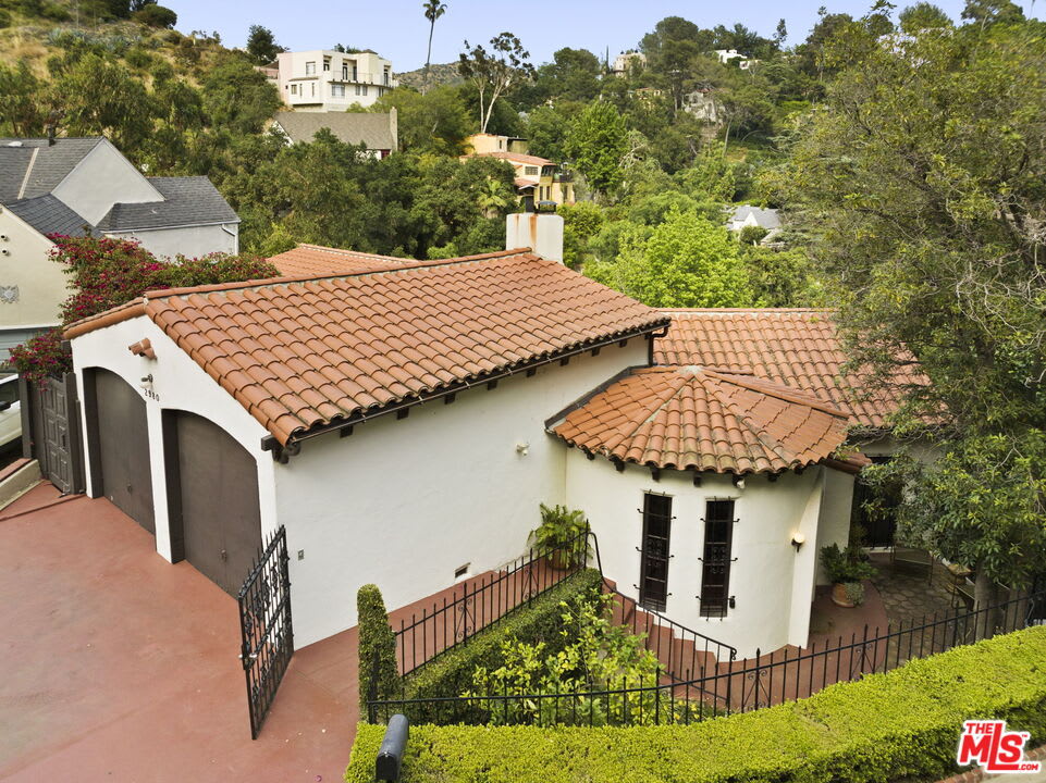 Romantic Beachwood Canyon Spanish