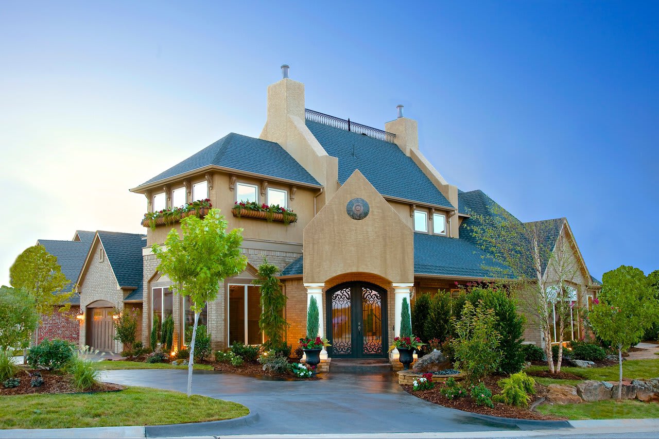 Selling Luxury Homes vs. Non-Luxury Homes: A Behind-the-Scenes Look