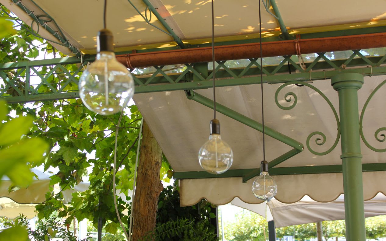 Gazebo with crossing supports made of metak elements in green and copper