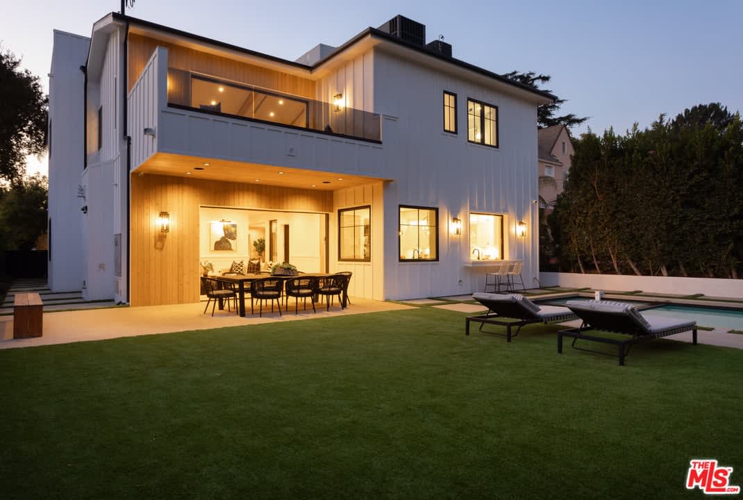 An inviting, newly built compound in Los Feliz