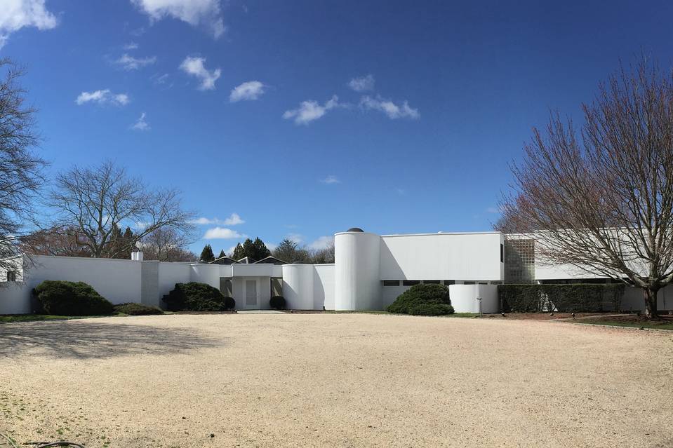 Southampton Estate with Perfectly Manicured Lawn Seeks $59 Million