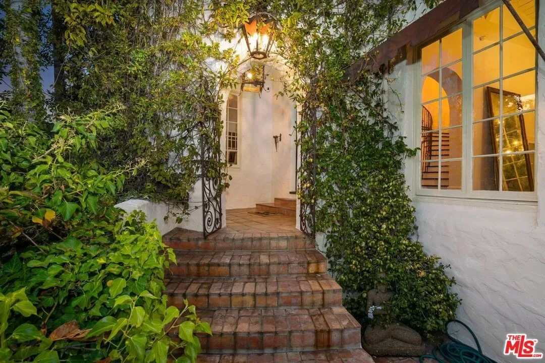Beautiful Beachwood Canyon Spanish