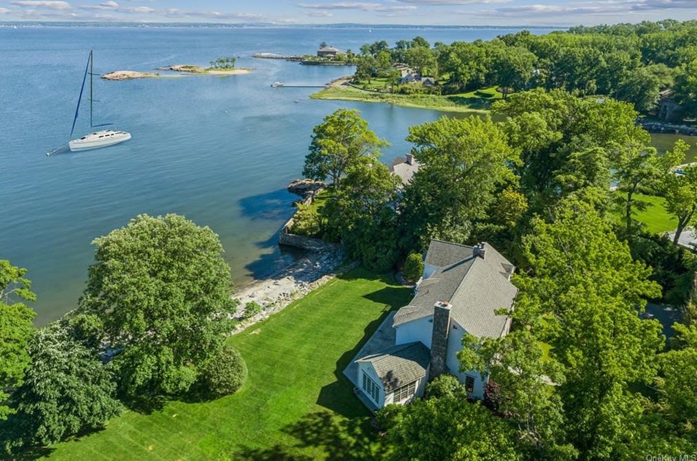 945 Forest Avenue Rye, NY 10580 5 Beds, 4.5 Baths New York City