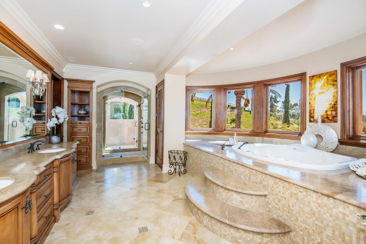 1233 Woodland Grove Ct, Calabasas Real Estate