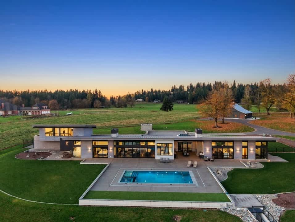Modern Estate Guided Tour by Team Buckley