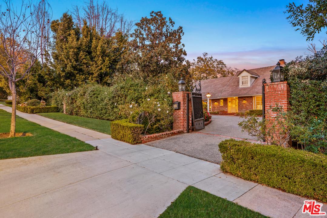 The Best Buy in The BH Flats Rochelle Maize Beverly Hills Real Estate Agent